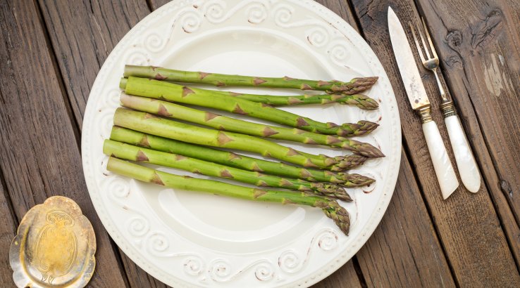 Спаржа на тарілці