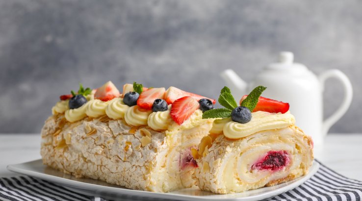 Меренговий рулет з ягодами від Пави