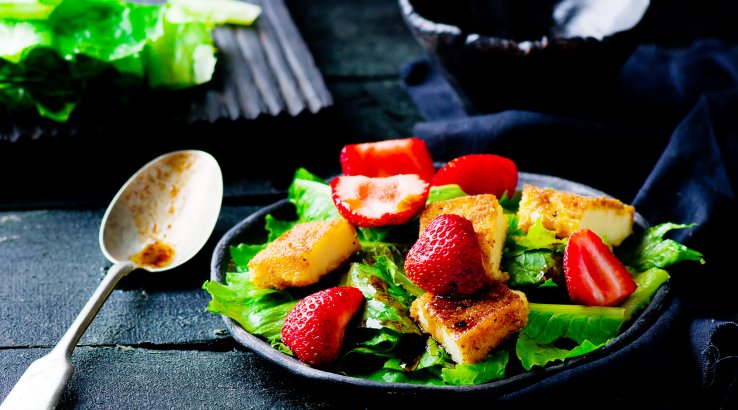 Салат зі смаженим сиром та полуницею