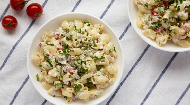 Теплий салат з макаронами