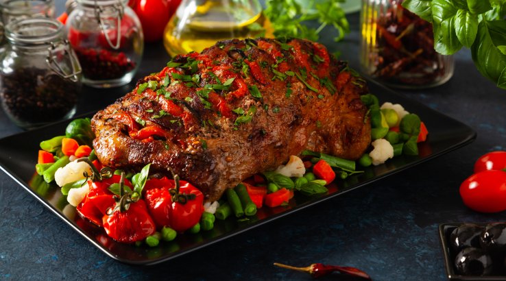 Запеченная свинина с помидорами