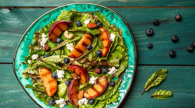 салат з персиками й куркою