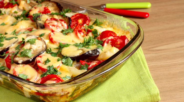 Баклажани з овочами, запечені із сиром