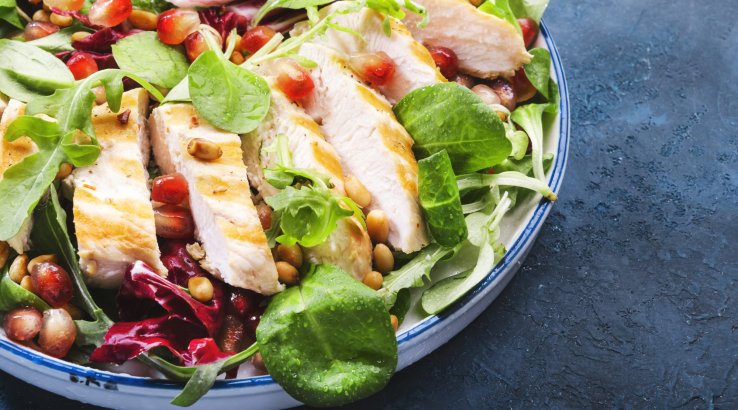 Салат з гранатовими зернами та куркою