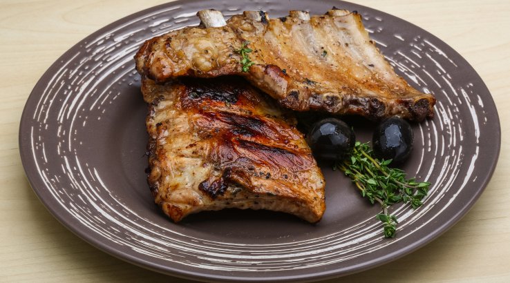 Свинячі реберця в соусі під сиром