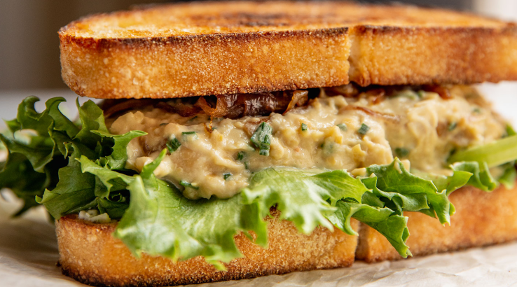 Веганський сендвіч із сочевицею та карамелізованою цибулею