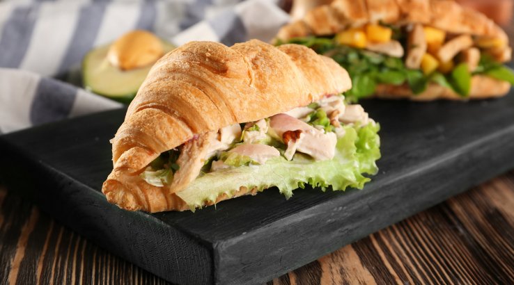 Круасан з авокадо і куркою
