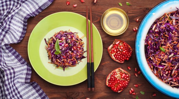 Салат з червоною капустою і гранатом