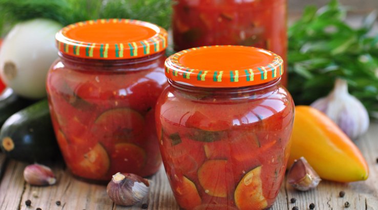 Кабачки із соусом сацебелі на зиму