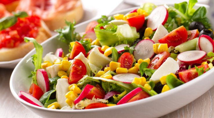 Салат з редискою і кукурудзою