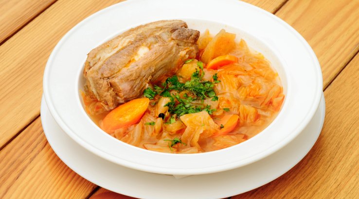 Тушкована капуста з айвою на реберцях