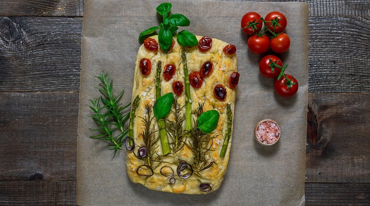 Хліб зі спаржею і в’яленими томатами