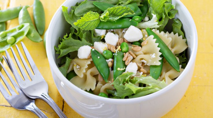 салат з фарфалле, фетою та горошком