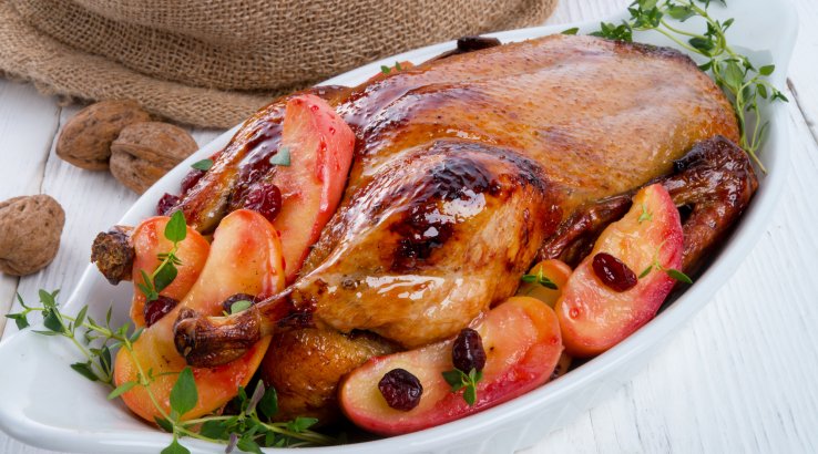 Гусь с яблоками и ромом