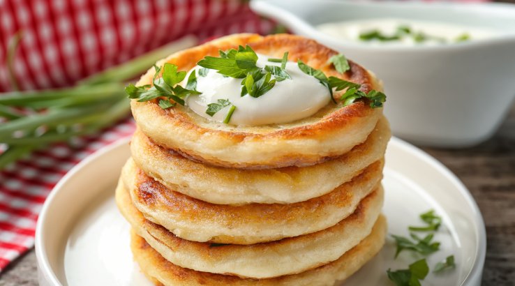 Смажений коржик на сковороді