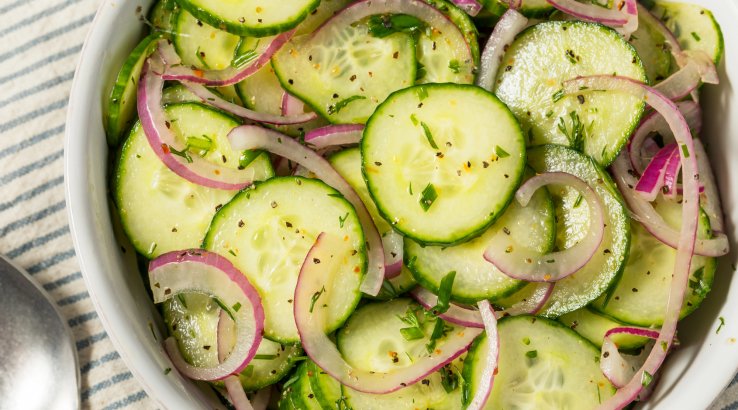 салат з огірка і цибулі -