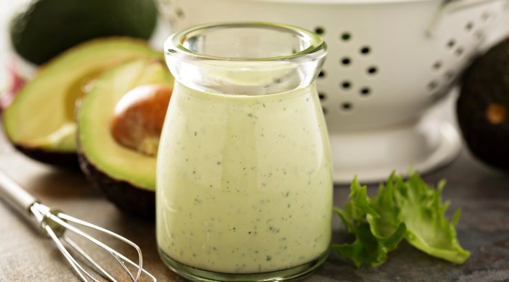 Заправка для салатів з авокадо та йогурту