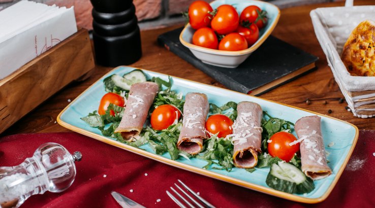 Рулетики із шинки з авокадо та креветками