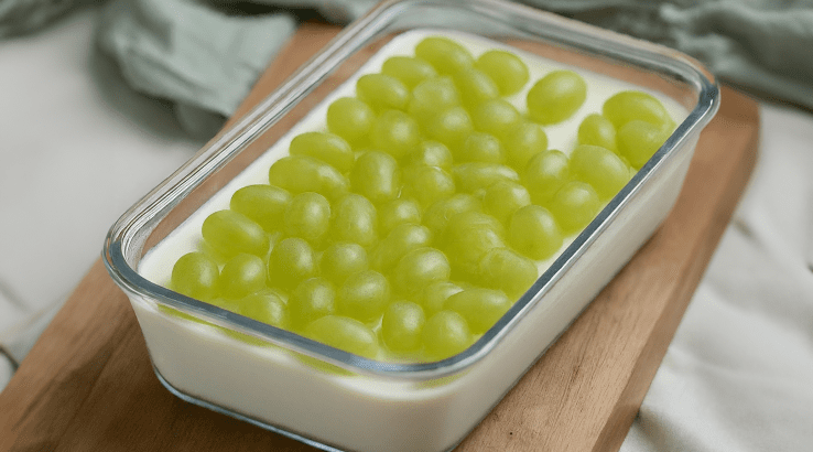 Сирковий десерт з виноградом