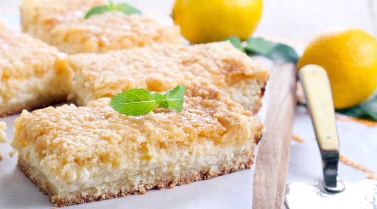 Тертий пиріг із сиром та варенням