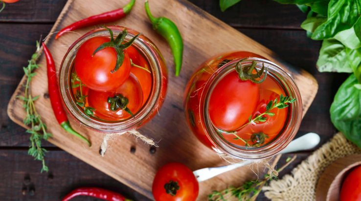 Консервовані помідори з базиліком