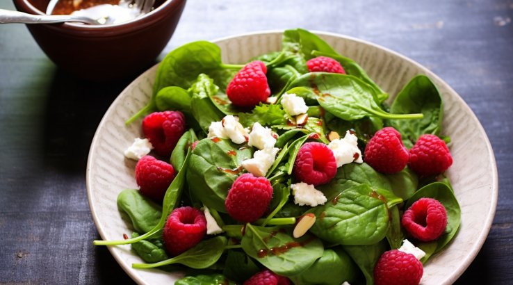 Салат зі шпинату, малини й козячого сиру
