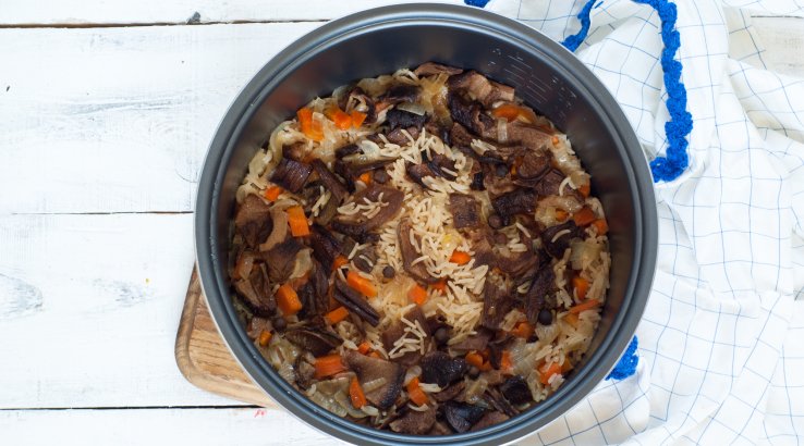 Плов с белыми грибами и луком