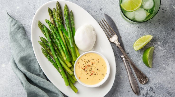 Спаржа з яйцем пашот і голландським соусом