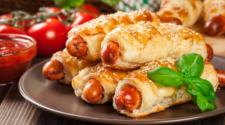 Сосиски в тісті на шампурах