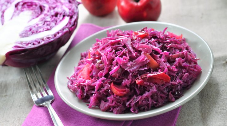 Тушкована червоноголова капуста з яблуками і родзинками