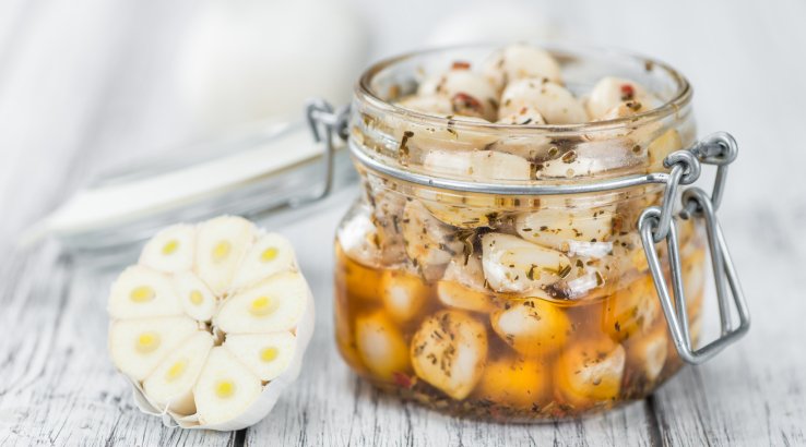 Часник у банці