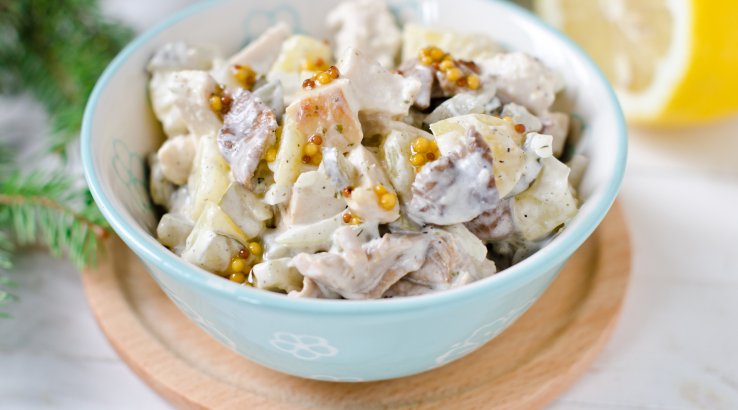 Салат з куркою, маринованими грибами