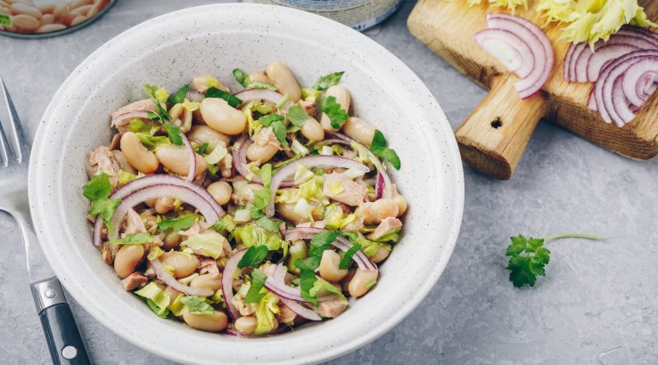Салат з тунця, білої квасолі і буряка