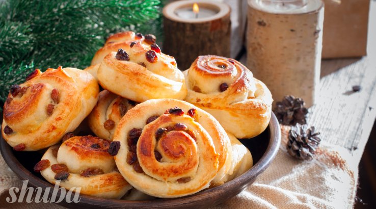 Булочки з заварним кремом і родзинками