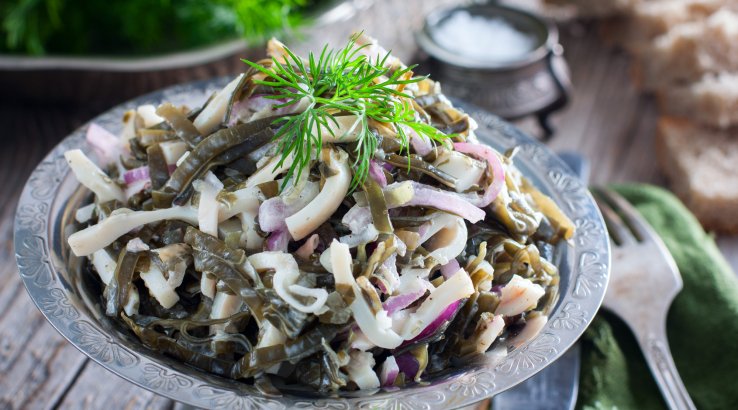 Салат з морською капустою, кальмарами і огірками