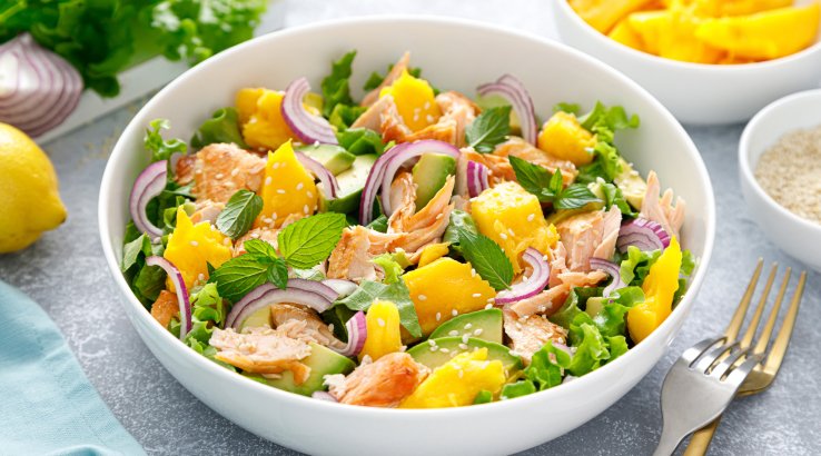 Морський салат з манго і рибою