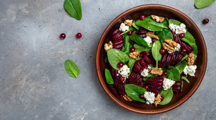 Салат со шпинатом и свеклой