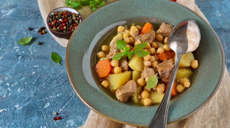 Рагу з нутом, овочами та м’ясом