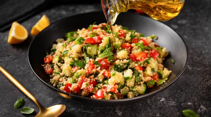 Салат із кускусом, овочами і оливковою олією