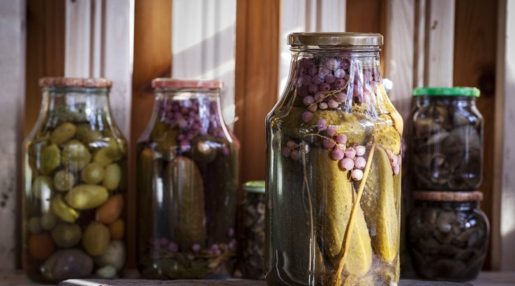 Солоні огірки з порічкою