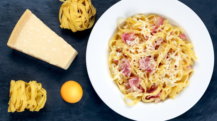 Паста з беконом, сиром і яйцем