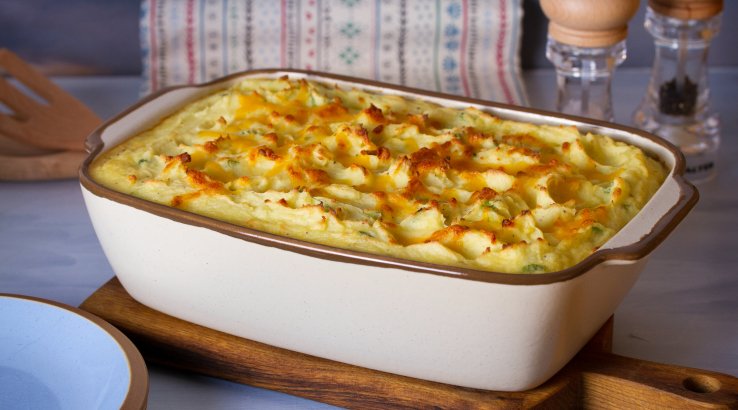 Рибний пиріг у формі на дошці для подачі