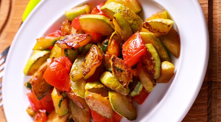 Теплий салат із цукіні та овочами