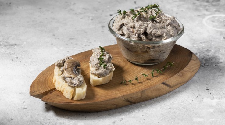 Грибний паштет на скибках хліба