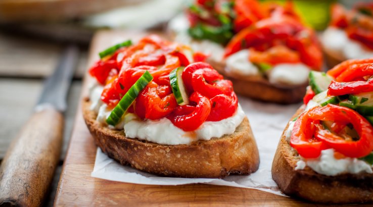 Брускетты с огурцом и сладким перцем