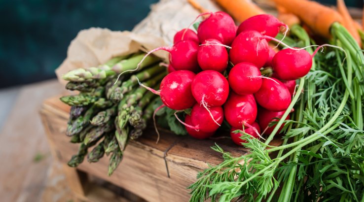 Спаржа з редискою в одній страві