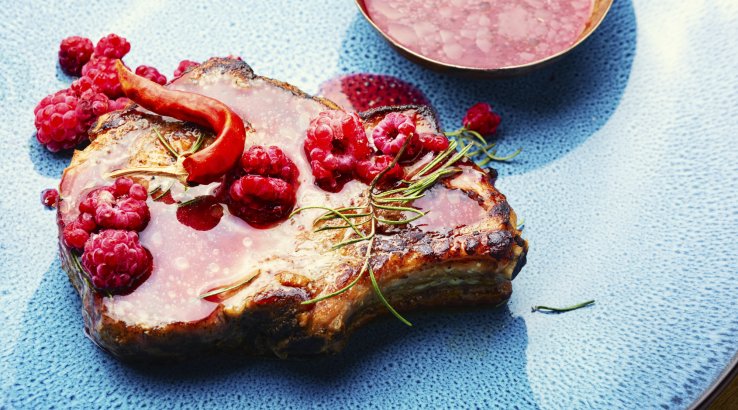 Отбивные под малиновым соусом: рецепт