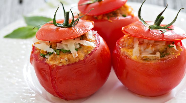 Фаршировані помідори з рисом і овочами