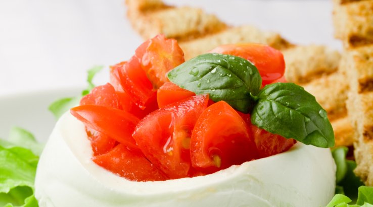 Фарширована моцарела з овочами