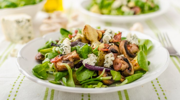 Теплий салат з молодою картоплею та голубим сиром